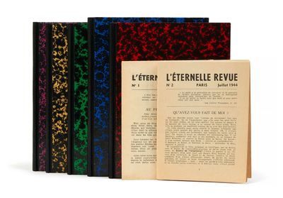 un lot de trois livres posés les uns à côté des autres sur une table