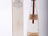 une image d'une bouteille de vin à côté d'une boîte de vin