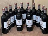 de nombreuses bouteilles de vin posées sur un tonneau en bois