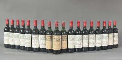 un groupe de bouteilles de vin posées sur une table