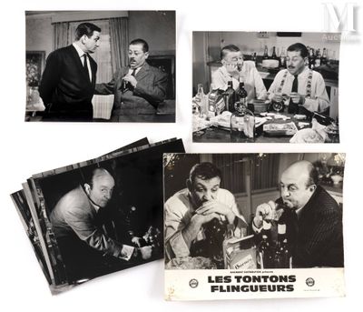 plusieurs photos en noir et blanc d'hommes assis autour d'une table