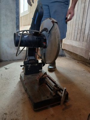 un homme debout à côté d'une machine posée au sol