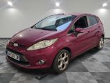 La Ford Fiesta rouge est garée sur un sol à damier.