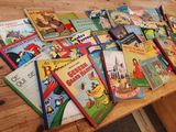beaucoup de livres pour enfants posés sur une table en bois