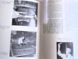 un livre ouvert contenant des photos d'hommes travaillant dans une usine