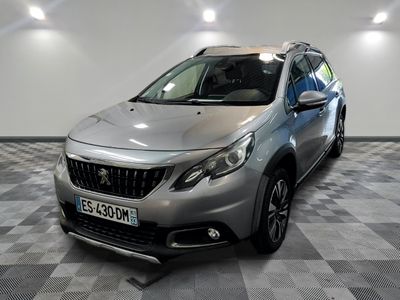 la voiture argentée est garée sur un sol en damier dans le garage