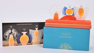 une boîte bleue contenant des parfums orange et jaunes