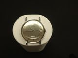 une montre posée sur un objet blanc