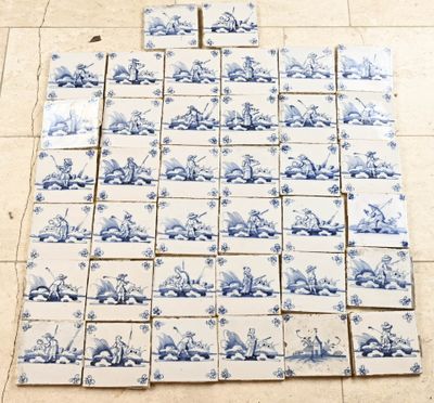 beaucoup de carreaux bleus et blancs disposés sur le sol