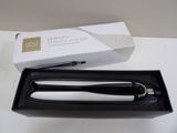un stylo noir et blanc dans une boîte posée sur une table