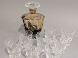 beaucoup de verres et une carafe sur la table