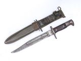 une image représentant un couteau et un porte-couteau placés l'un à côté de l'autre