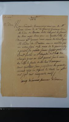 un vieux morceau de papier avec une écriture dessus, posé sur une table