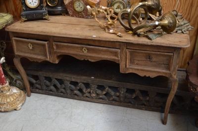 une table en bois sur laquelle sont posées plusieurs horloges