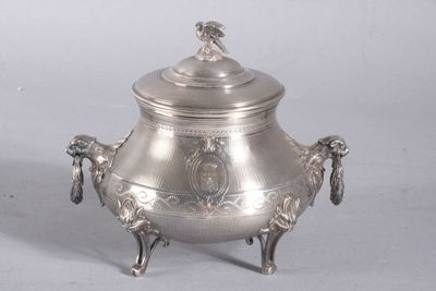 un grand pot en argent muni d'un couvercle et posé sur un socle