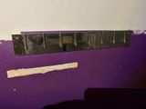 un mur violet orné d'un miroir dans une pièce