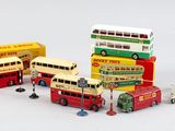 beaucoup de petits bus et de petites voitures sur une surface blanche