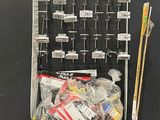 un présentoir contenant de nombreux articles différents dans un magasin