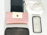 un téléphone portable et un portefeuille posés sur une table blanche