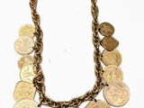 collier composé de pièces de monnaie montées sur une chaîne, sur un fond blanc