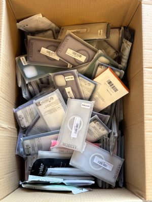 une boîte en carton remplie d'appareils électroniques et d'autres objets