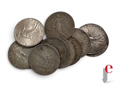 quelques pièces d'argent sont empilées les unes sur les autres sur une surface blanche
