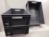 deux bacs en plastique posés sur une étagère dans une pièce