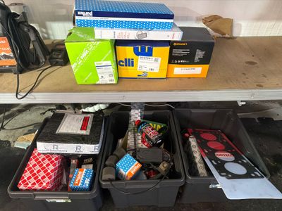 une table sur laquelle se trouvent plusieurs boîtes et un ordinateur portable