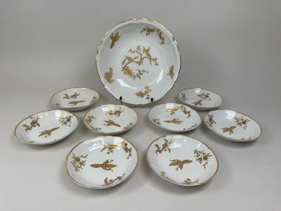 un ensemble de six assiettes en porcelaine ornées de motifs dorés et blancs