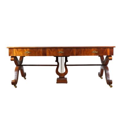 une grande table en bois avec deux tiroirs et deux pieds montés sur roulettes