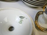 de nombreuses assiettes et tasses posées ensemble sur une table