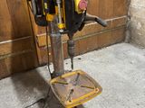 une perceuse posée sur une table en bois