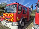 deux camions de pompiers garés l'un à côté de l'autre dans un champ