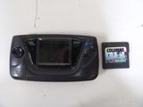 une Game Boy et une cartouche de jeu posées sur une table