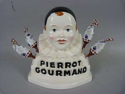 une figurine représentant une poupée avec une pancarte