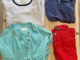 Trois shorts et un t-shirt sont disposés sur une natte en bambou.