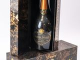 une bouteille de champagne dans un coffret, sur fond blanc