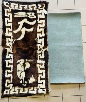 Réunion de deux tapis modernes, l'un à décor d'une frise de grecques