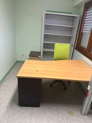 un bureau avec une chaise et une bibliothèque dans un coin