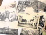 plusieurs vieilles photos en noir et blanc de personnes et de bâtiments sur une table