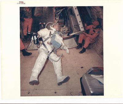 une vieille photo d'un homme en combinaison spatiale dans une station spatiale