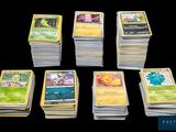 tout un tas de cartes Pokémon empilées les unes sur les autres