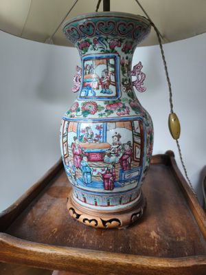 une lampe posée sur une table sur laquelle se trouve une autre lampe