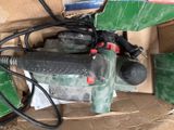 une boîte remplie d'outils posés sur le sol