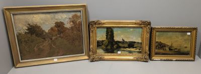 trois tableaux posés sur une étagère dans une pièce, près d'un mur