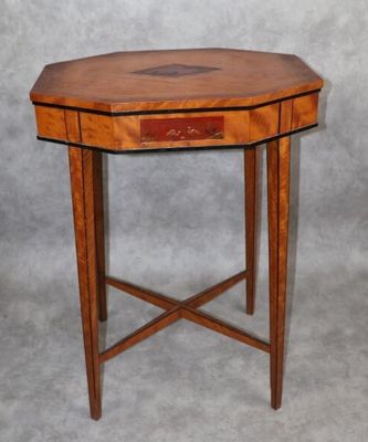 l'image d'une petite table en bois munie d'un tiroir
