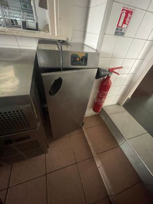 un extincteur dans un coin de la cuisine