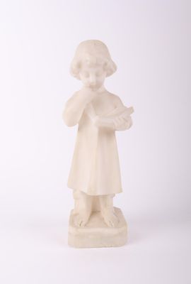 une statue blanche représentant une jeune fille tenant une fleur dans ses mains