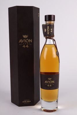 une bouteille de whisky Avlon 24 ans d'âge à côté d'une boîte