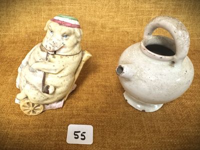 deux vases posés l'un à côté de l'autre sur une table
